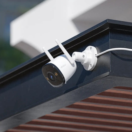 Caméra de vidéosurveillance extérieure IMOU installée sous un avant-toit en Nouvelle-Calédonie